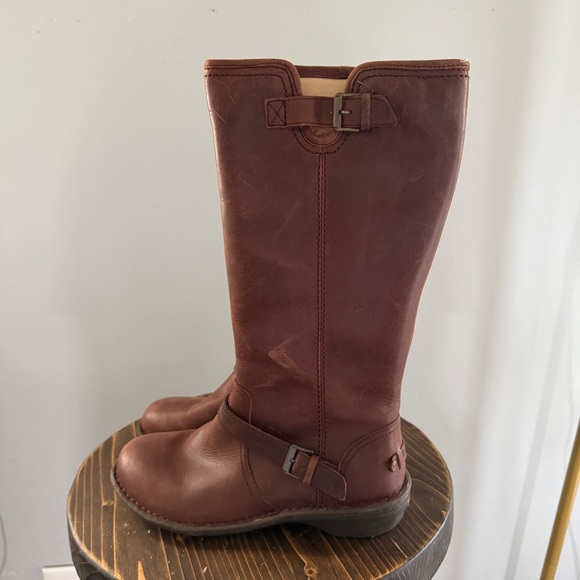 UGG Tupelo Women's Brown Leather Boots - Picture 1 of 11